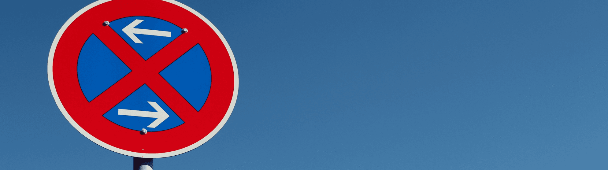 Verkehrszeichen absolutes Halteverbot (Pfeile links/rechts). Info zum Halteverbot beantragen.