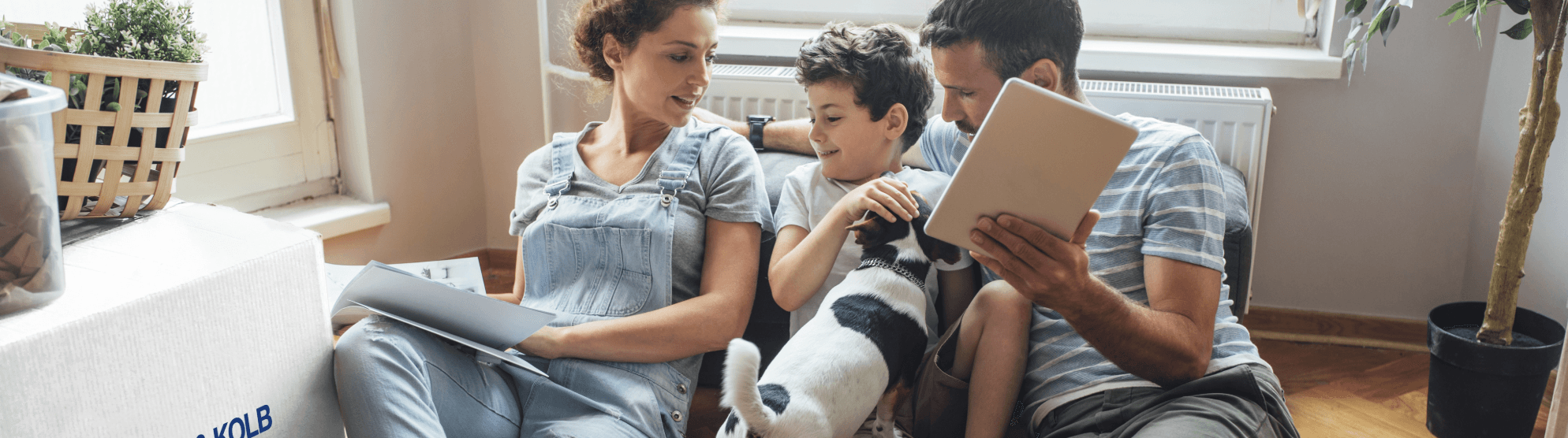Familie mit Kind und Hund bei der Umzugsplanung – Logistik und Ausrüstung für einen stressfreien Umzug.