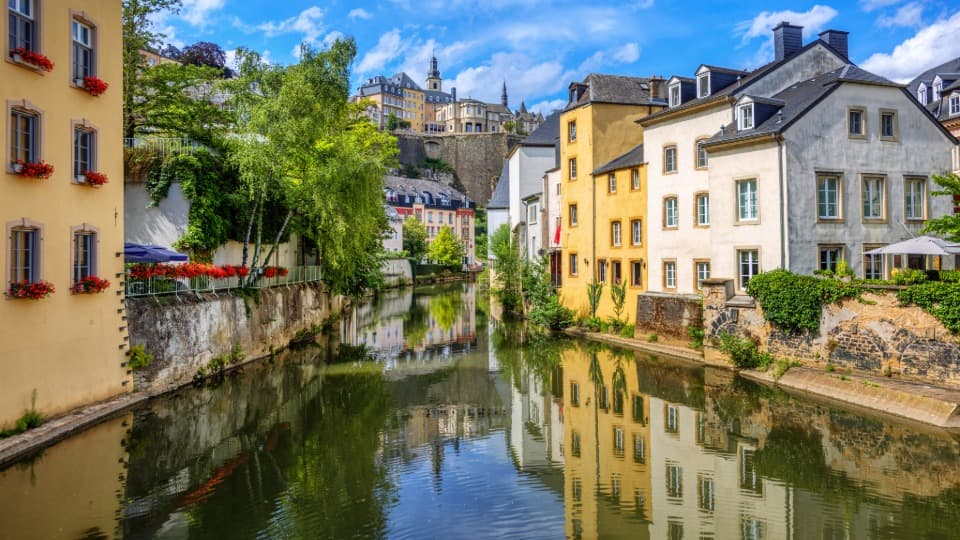 A view of the picturesque Grund district in Luxembourg City on the Alzette River – a symbol of the high quality of life and multiculturalism in Luxembourg.
