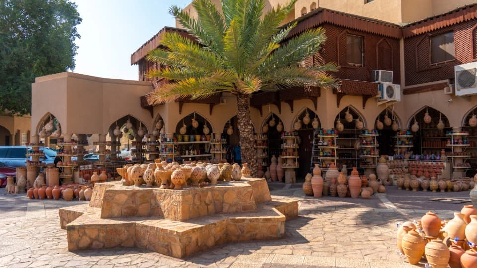 Marktplatz im Oman, an dem Tonwaren ausgestellt sind