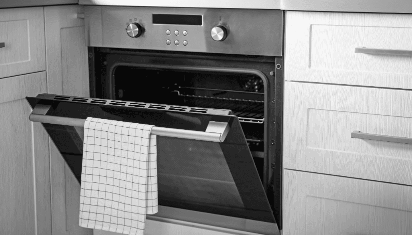 Offener Backofen in Küche – alte Elektrogeräte bei Umzug richtig entsorgen und recyceln