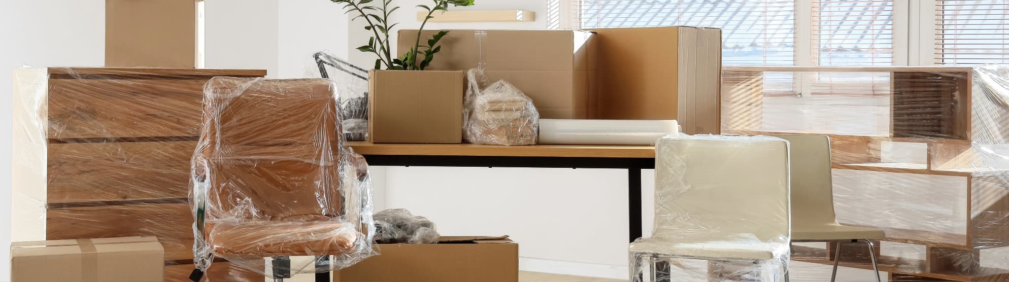 Verpackte Möbel und Kartons nach Anlieferung von Packmaterial für den Umzug.