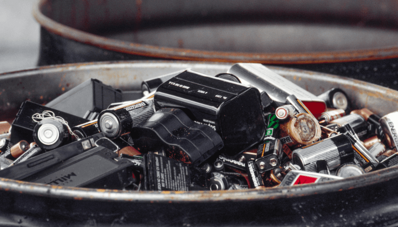 Sammelbehälter mit alten Batterien – richtige Entsorgung und Recycling von Sondermüll beim Umzug nicht vergessen Englisch: