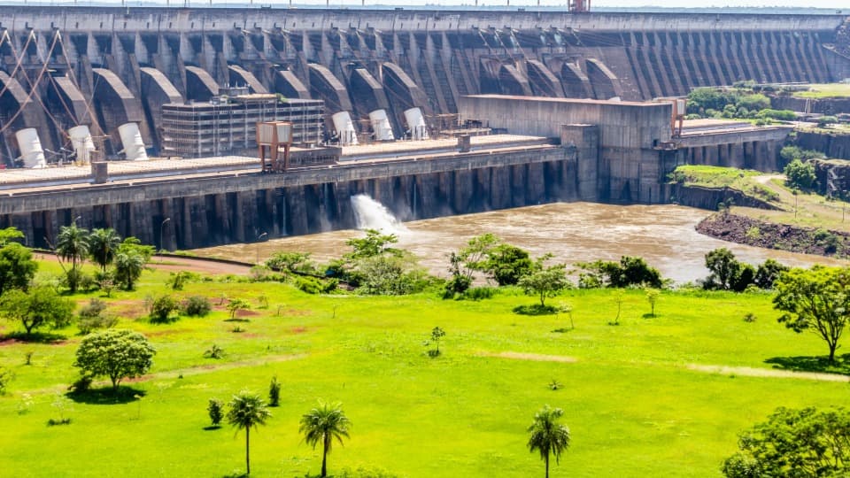 Luftbild eines Wasserkraftwerks in Paraguay