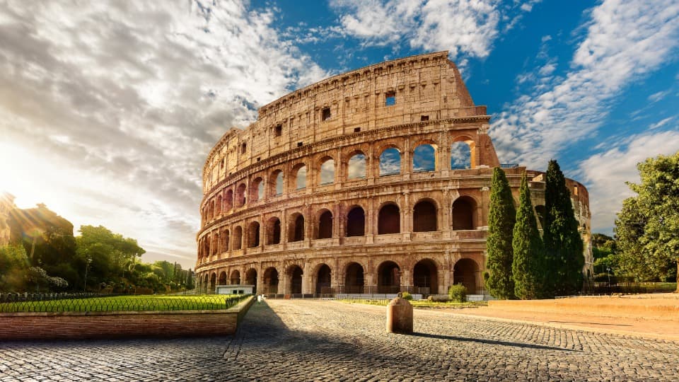 The Colosseum in Rome – a symbol of the cultural heritage and historic cities awaiting expats in Italy.
