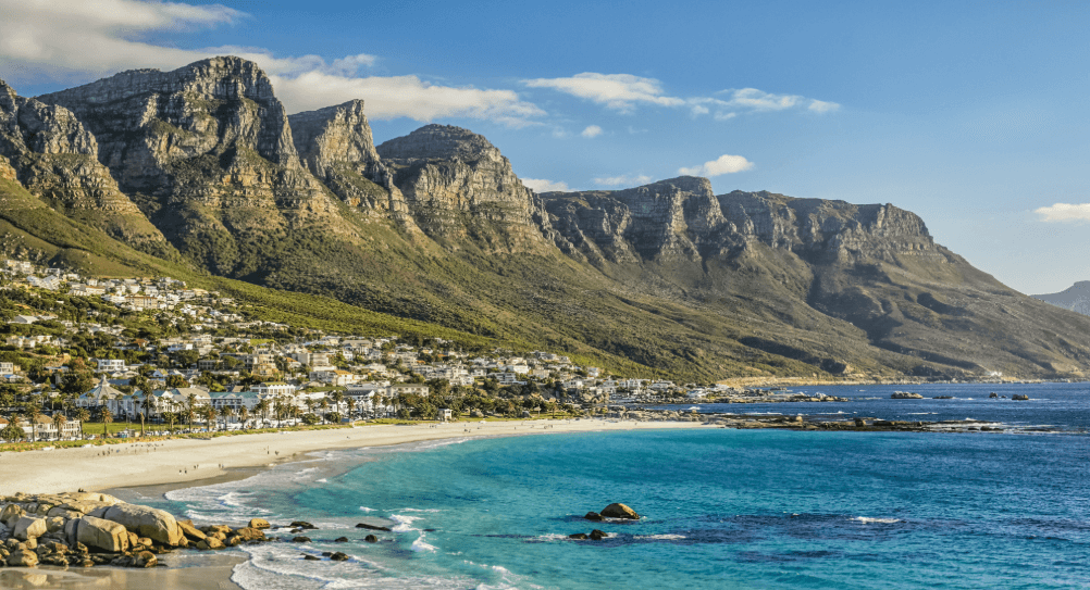 Küste mit Bergen in Südafrika