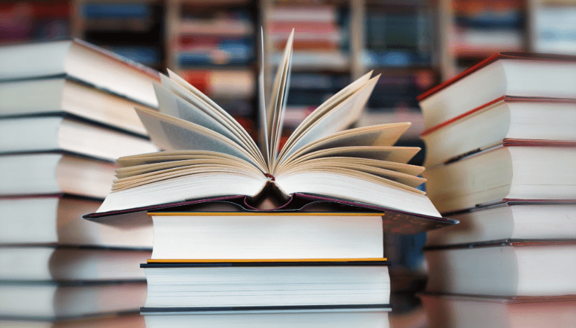 Gestapelte Bücher – beim Umzug Bücher richtig entsorgen, weitergeben oder umweltgerecht recyceln