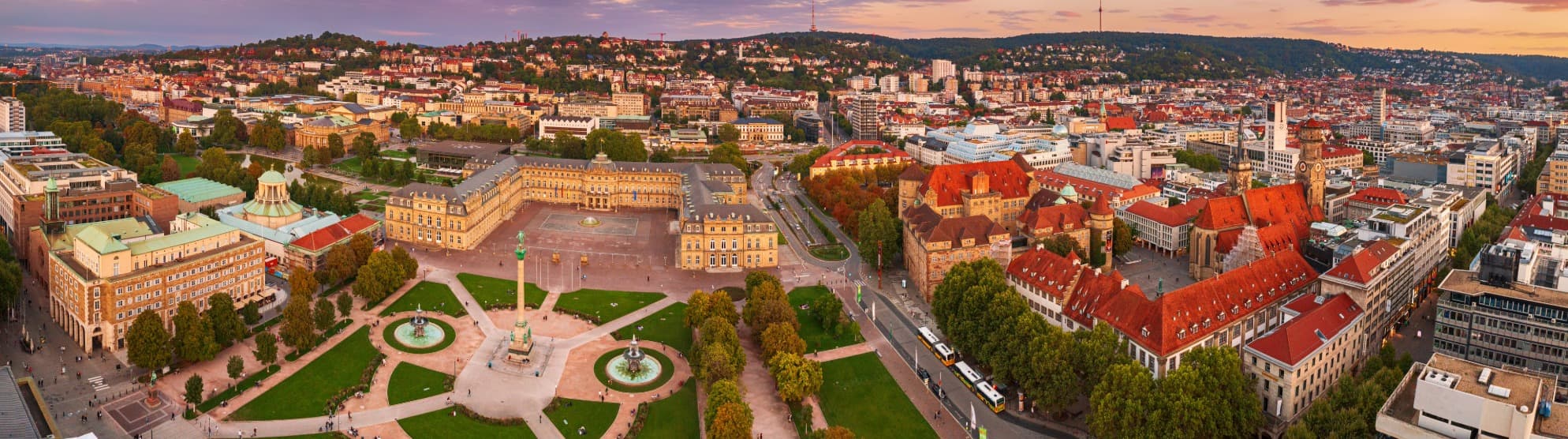 Luftaufnahme von Stuttgart mit Schlossplatz und Innenstadt bei Sonnenuntergang