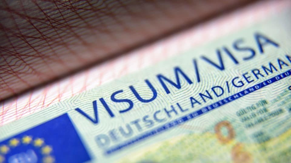 Nahaufnahme eines deutschen Schengen-Visums im Reisepass, relevant für die Einreise in die EU.