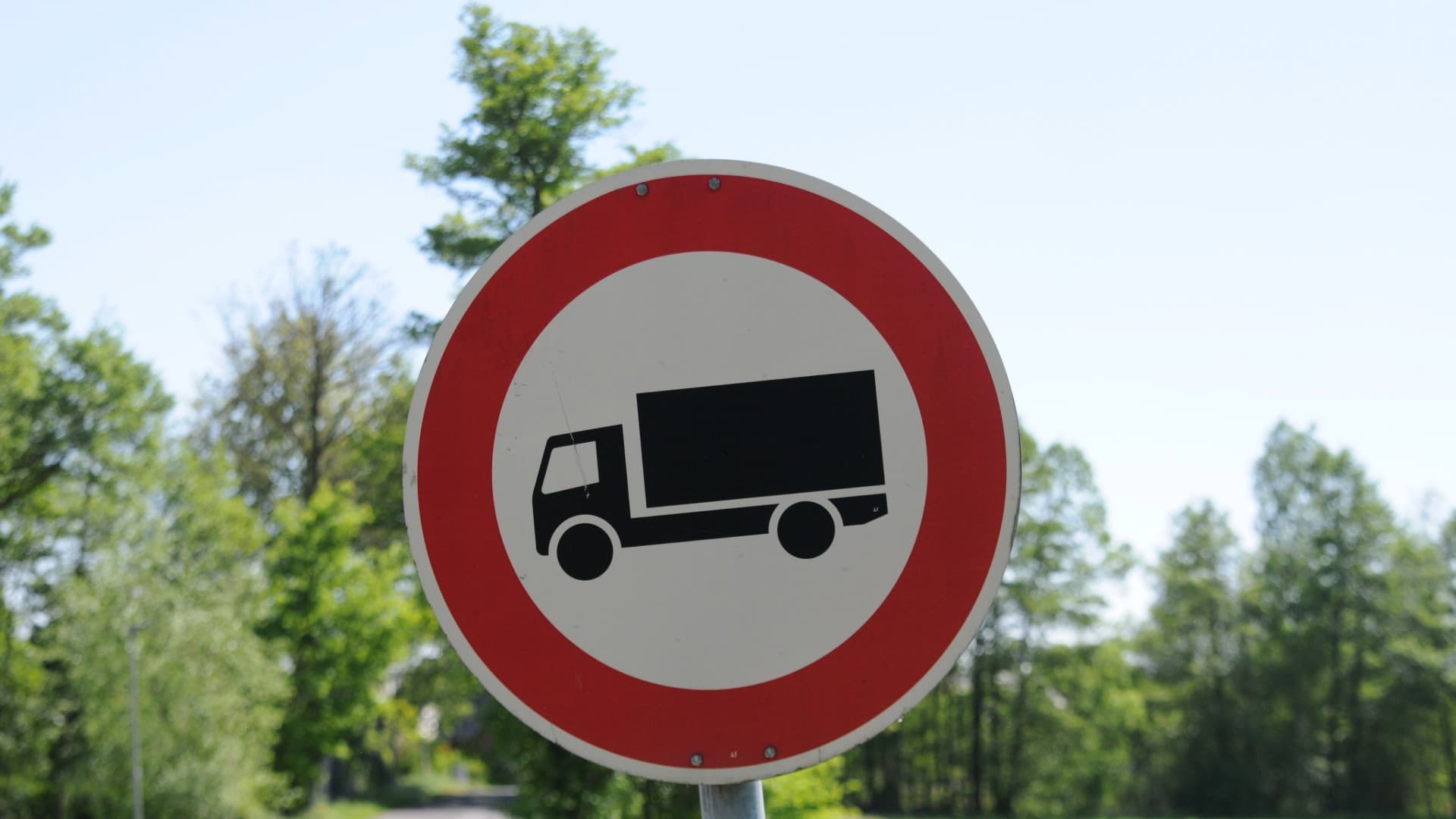 Traffic sign for driving bans: trucks prohibited – relocation logistics must plan alternative routes