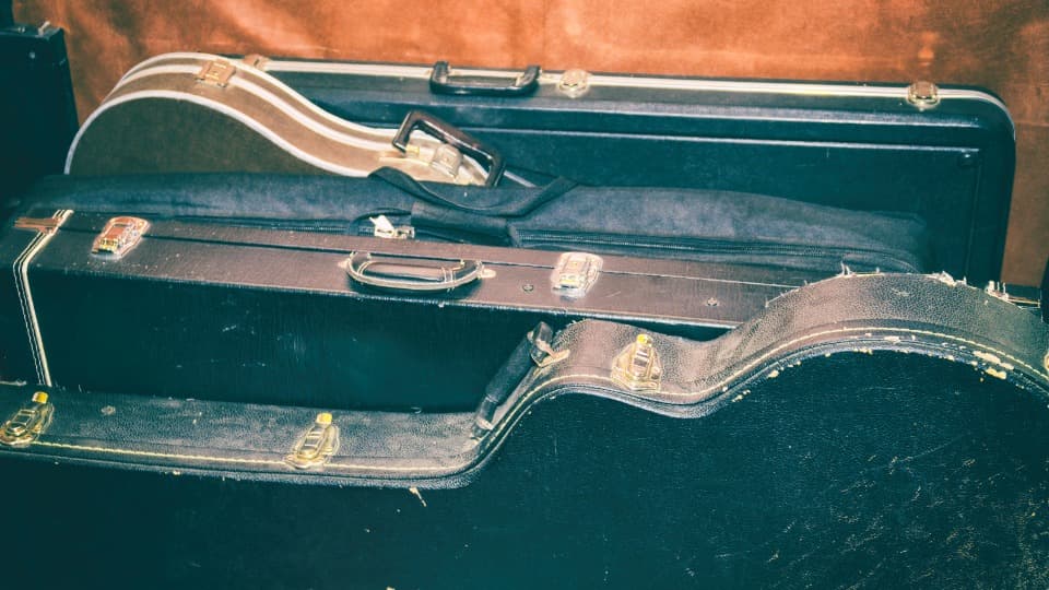 Mehrere stabile Hardcases und gepolsterte Instrumentenkoffer für den sicheren Umzug mit DACHSER & KOLB.