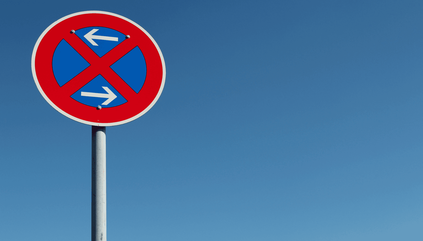 Halteverbotsschild vor blauem Himmel – Halteverbotszone beim Umzug für freie Ladefläche und Zufahrt.
