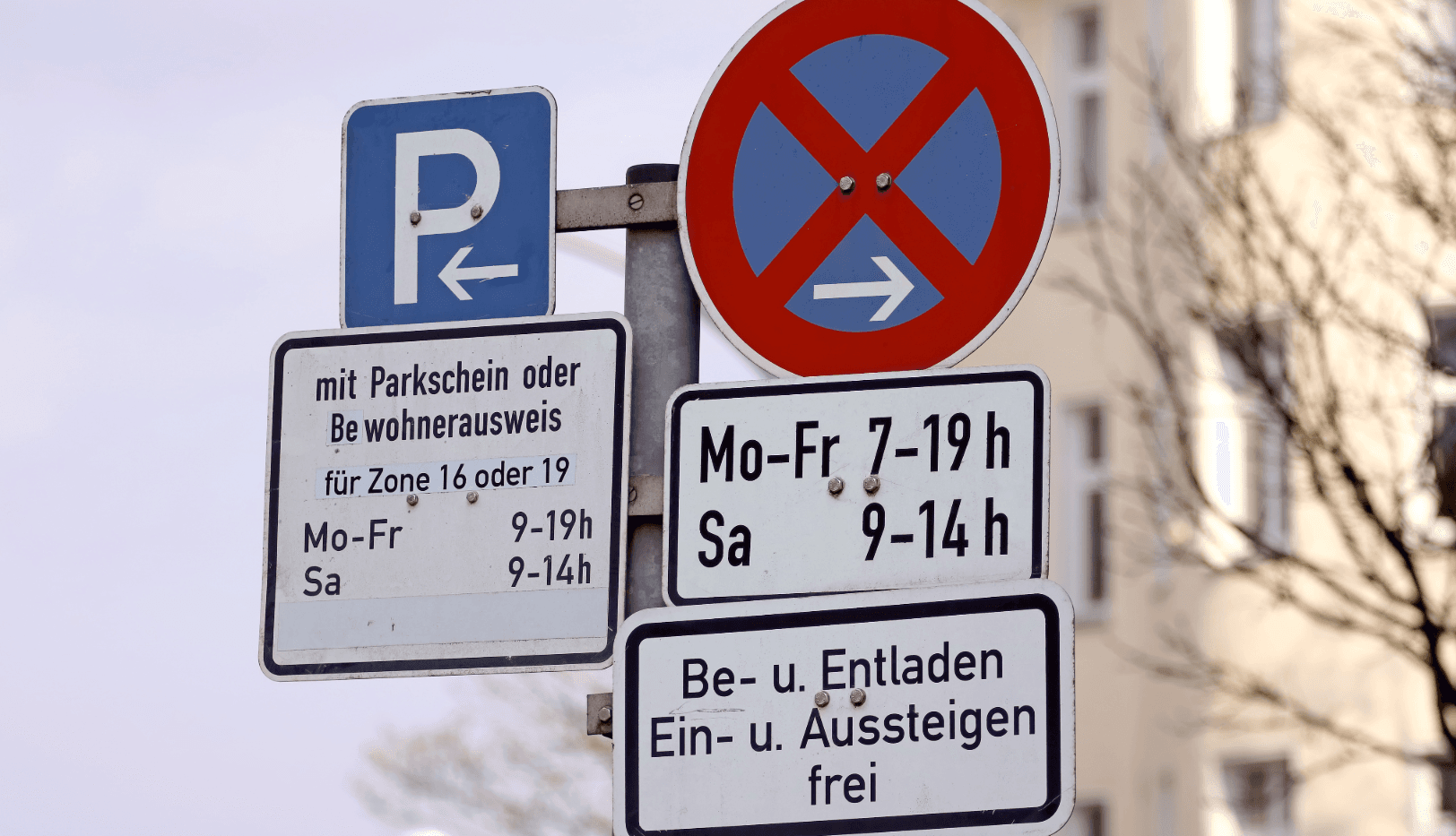 Schilder für Halteverbotszone beim Umzug mit Zeiten; Be- und Entladen sowie Ein- und Aussteigen frei.