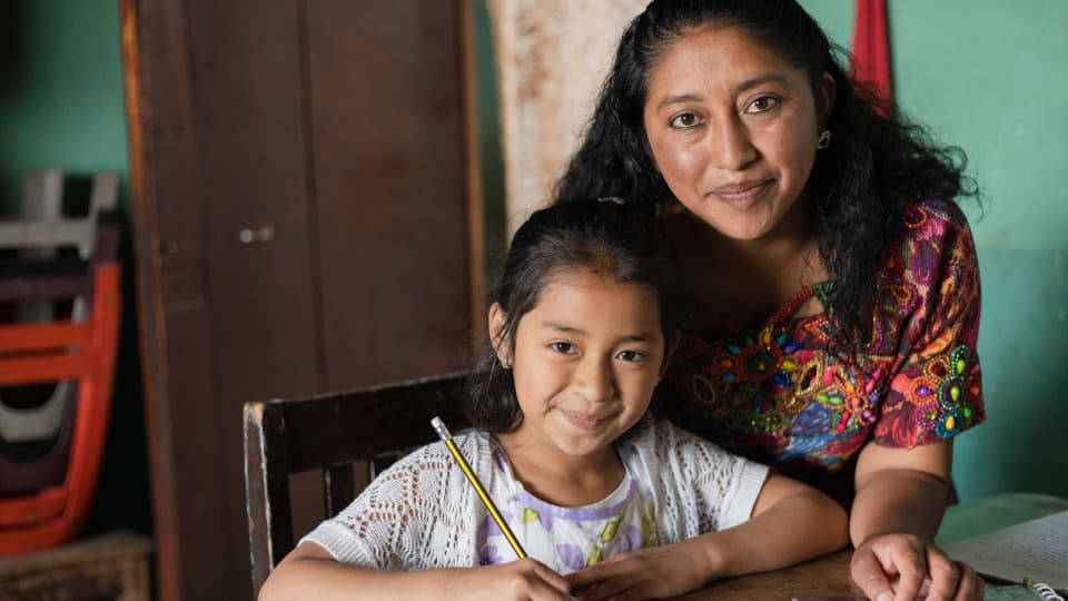 Kultur in Paraguay - Ein Mädchen übt mit seiner Mutter Guarani