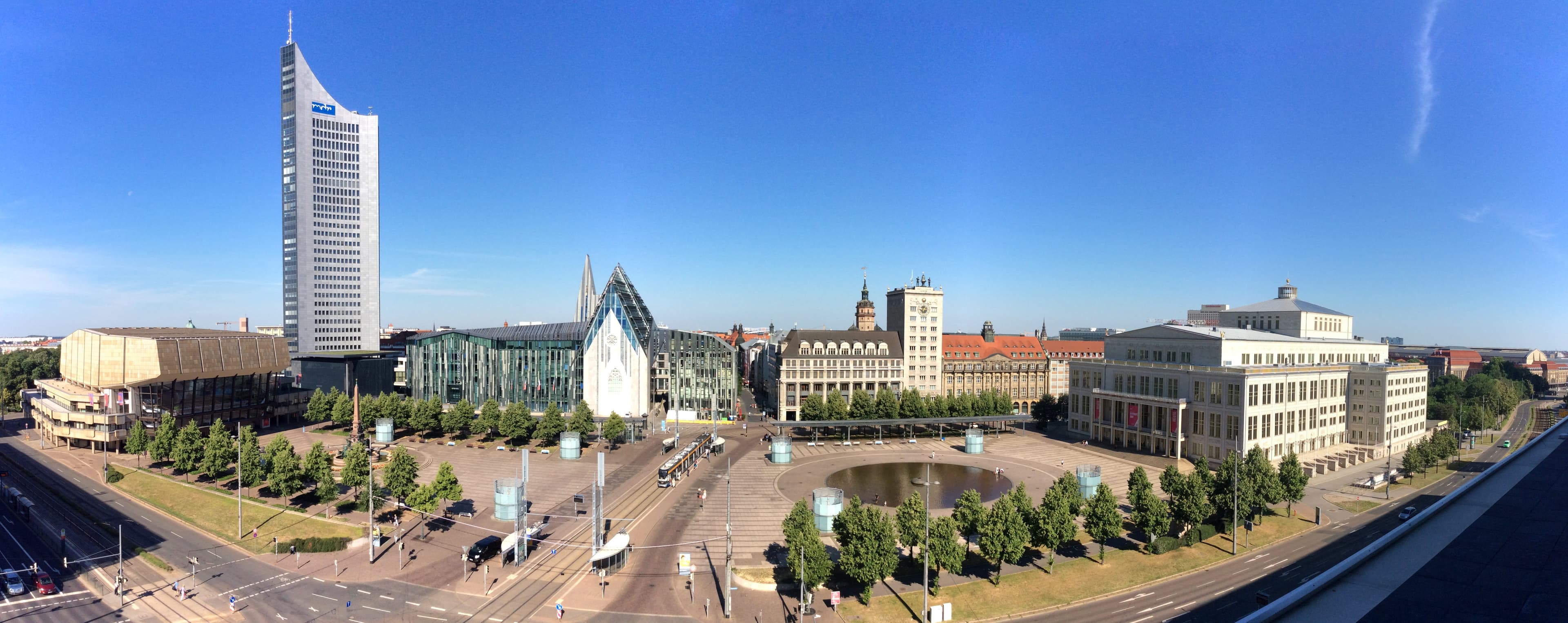 Augustusplatz in Leipzig mit Gewandhaus, City-Hochhaus und Oper