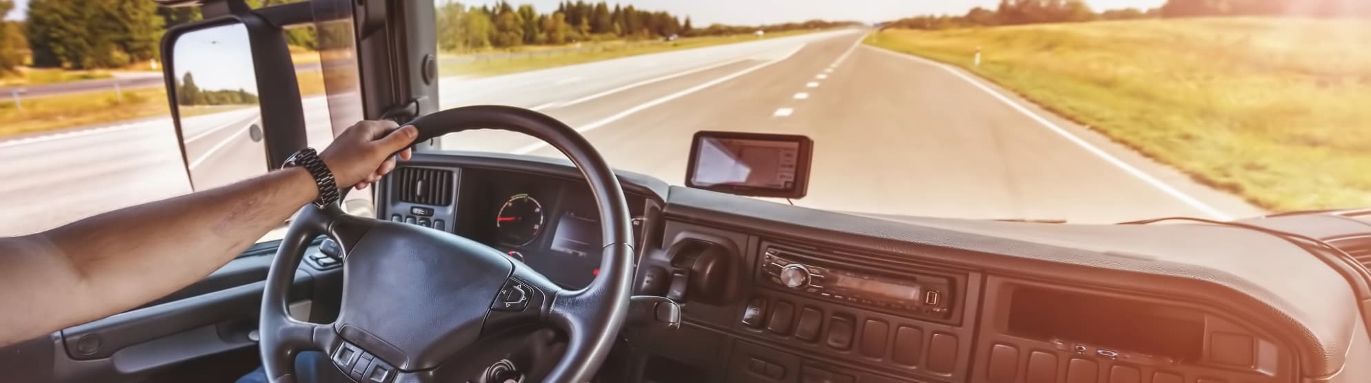 Lkw-Fahrer am Steuer auf Autobahn – Lenkzeiten und Ruhezeiten im Blick