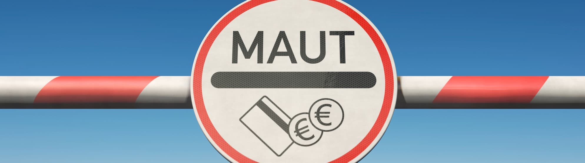 MAUT-Schild an Schranke mit Zahlungsymbolen – Hinweis auf Mautgebühren