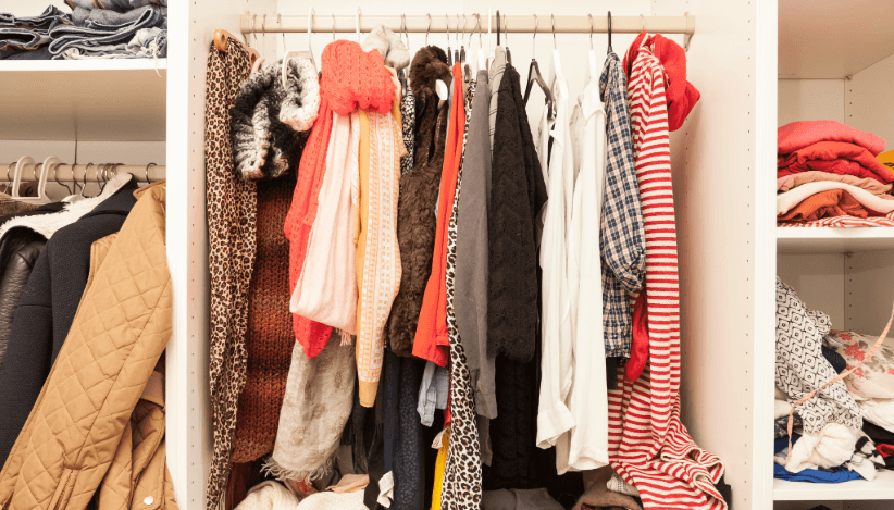 Voller Kleiderschrank – Kleidung beim Umzug richtig entsorgen oder nachhaltig weitergeben und recyceln