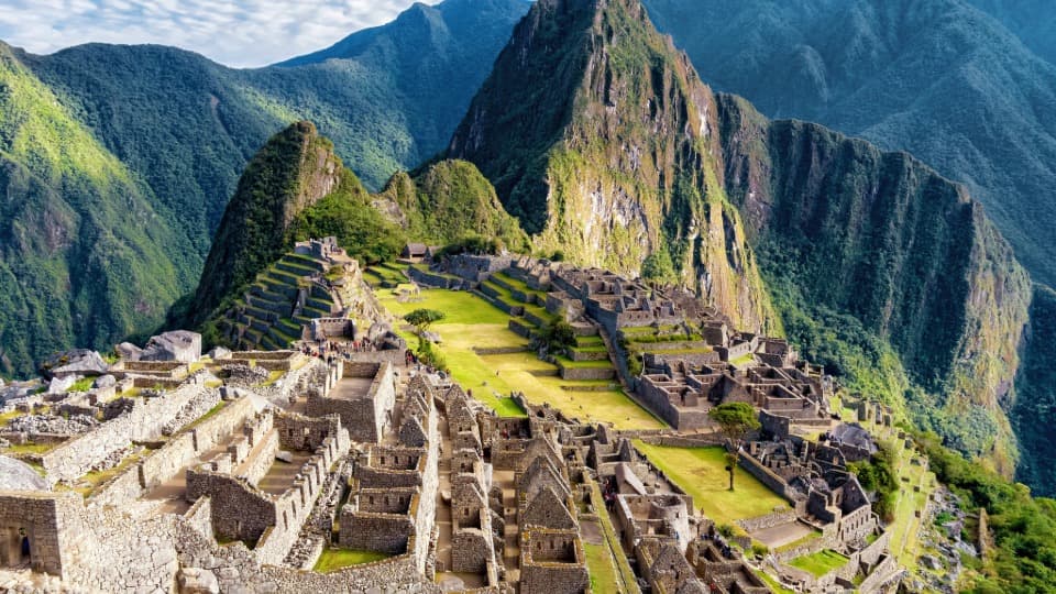 Luftbild des Machu Picchu im peruanischen Hochland