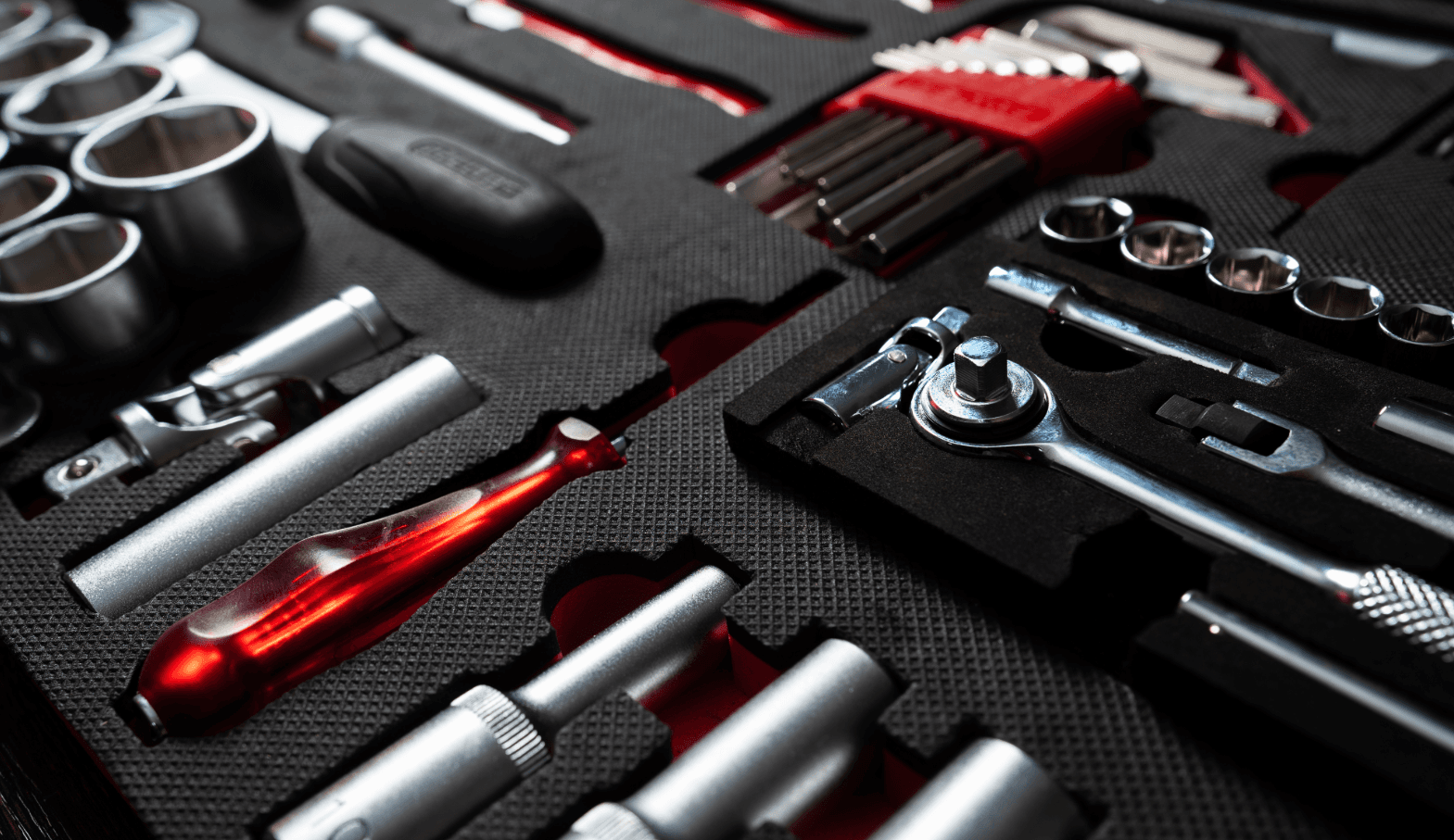 {"0":"Möbelmontage leicht gemacht: Übersichtlicher Werkzeugkoffer mit Steckschlüsseln, Ratsche und Inbusschlüsseln","1031":"Furniture assembly made easy: organized tool case with ratchet, socket wrenches and hex keys