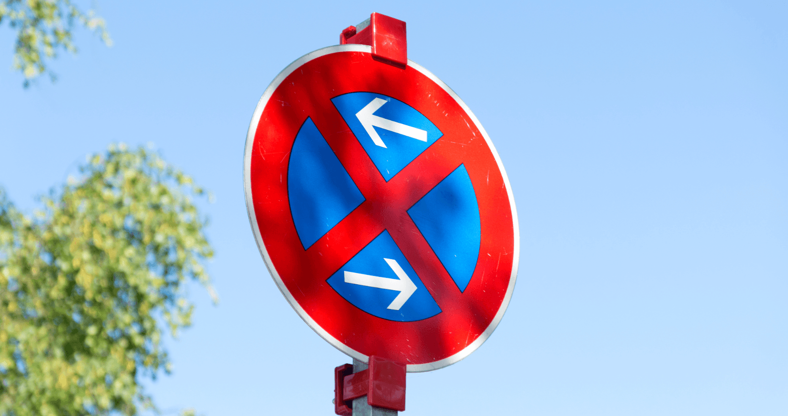 No-parking sign with arrows – essential for accessible and well-organized moves in metropolitan areas