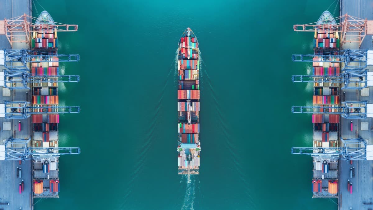 Containerschiff im Entladehafen – Symbol für POD (Port of Discharge) im internationalen Warenverkehr.