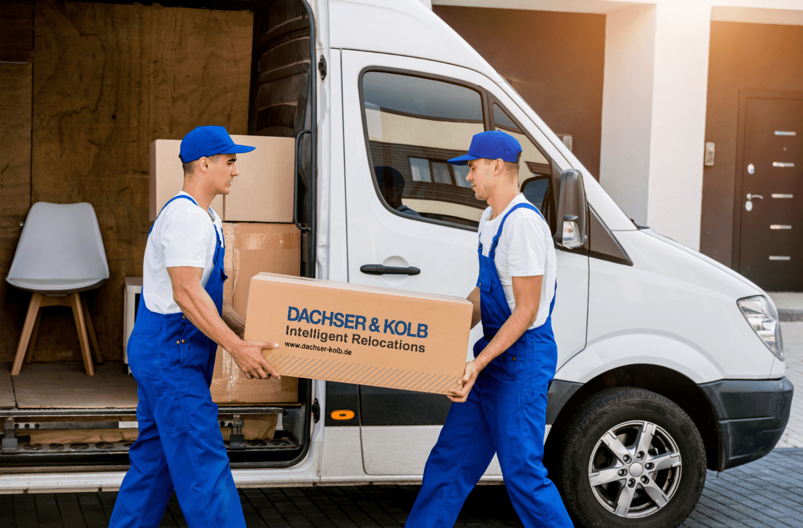 Vergleich: professionelles Umzugsunternehmen schützt Eigentum, während selbstorganisierter Umzug mehr Eigenaufwand erfordert.