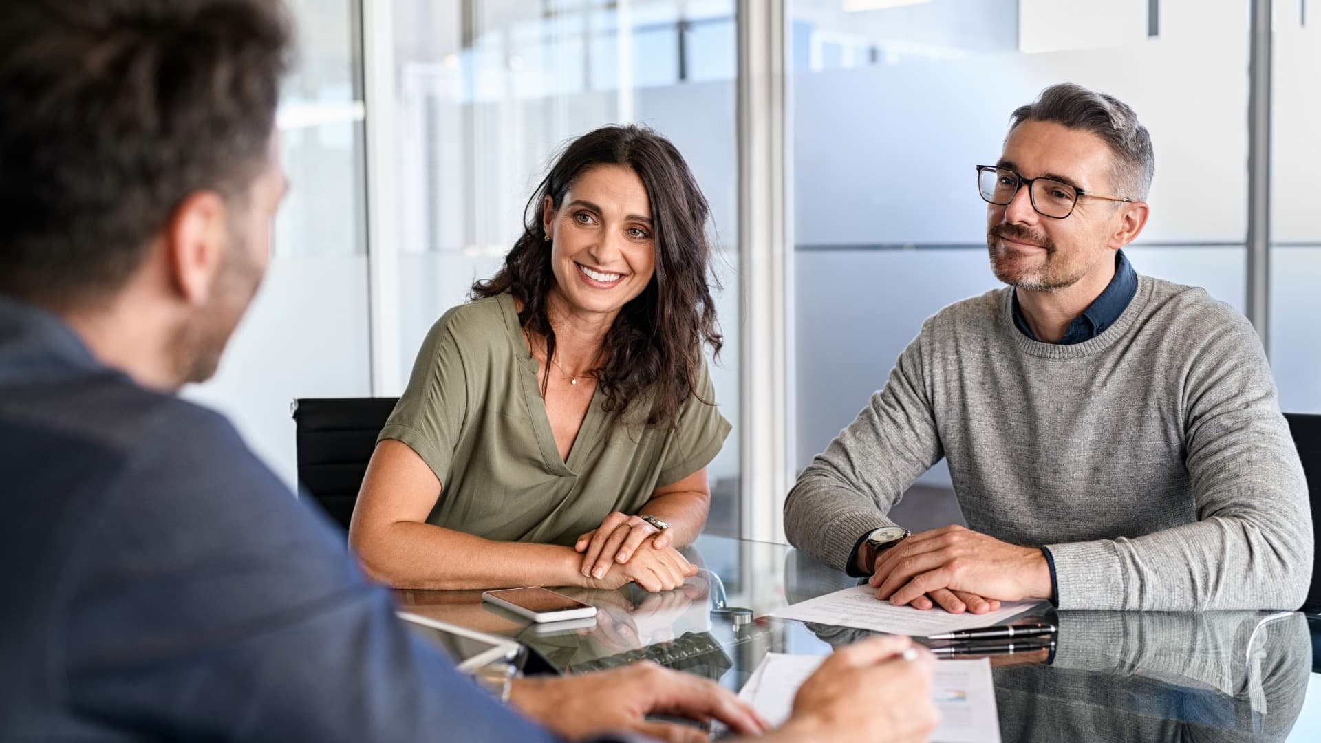 Ein Paar im Beratungsgespräch mit einem Relocation-Spezialisten, symbolisiert den Relocation Service für Privatpersonen.