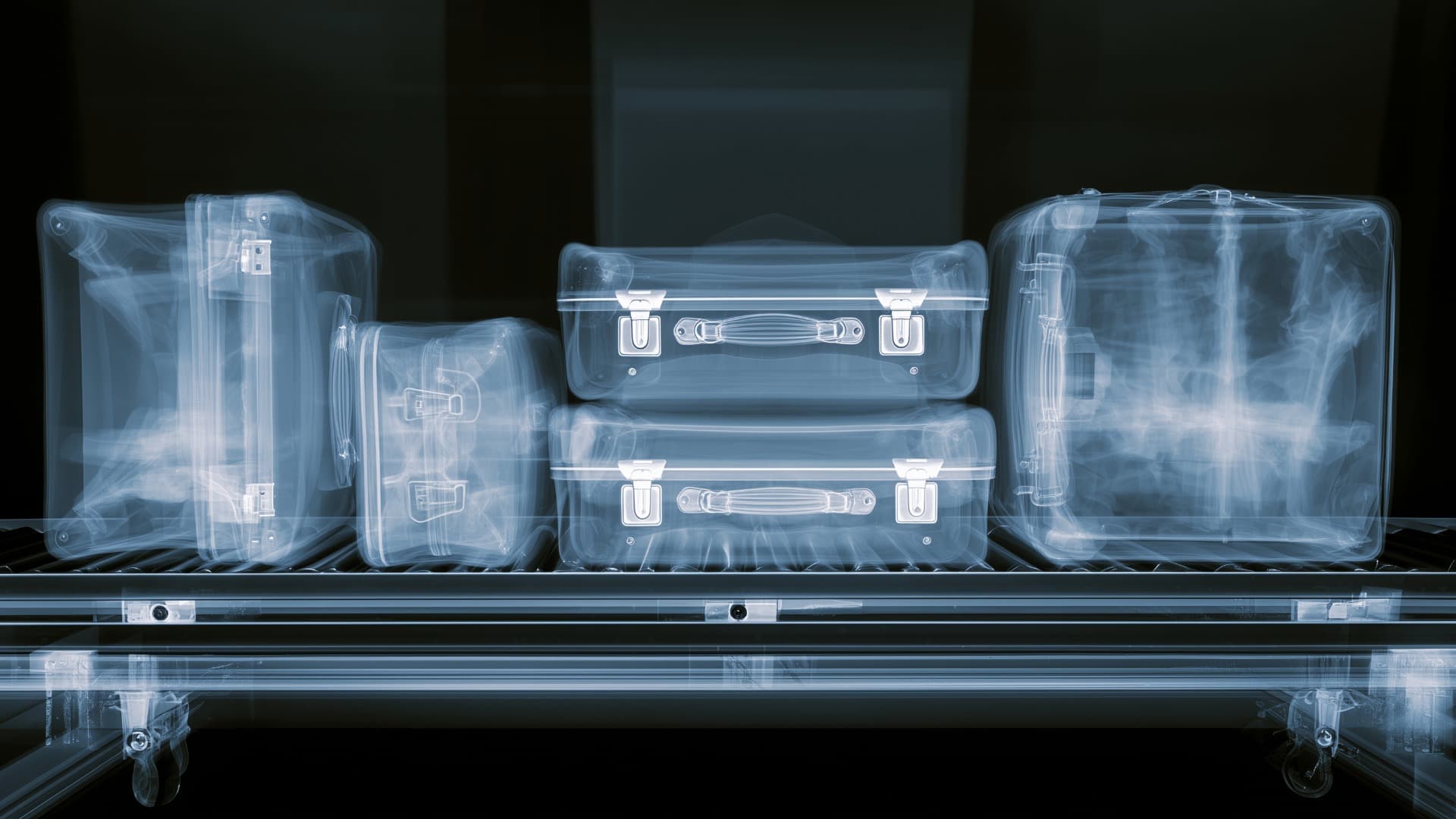 X-ray image of multiple suitcases on a conveyor belt – X-ray inspection screening