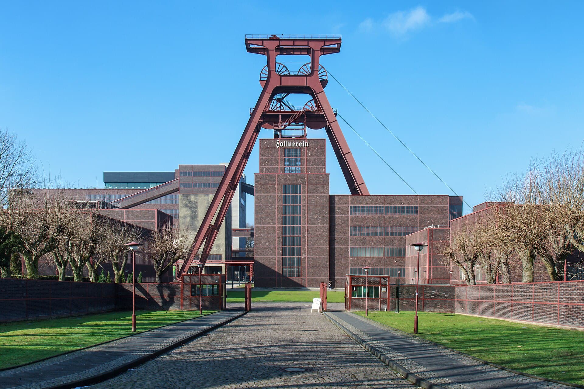 Fördergerüst und Eingangsbereich der Zeche Zollverein in Essen