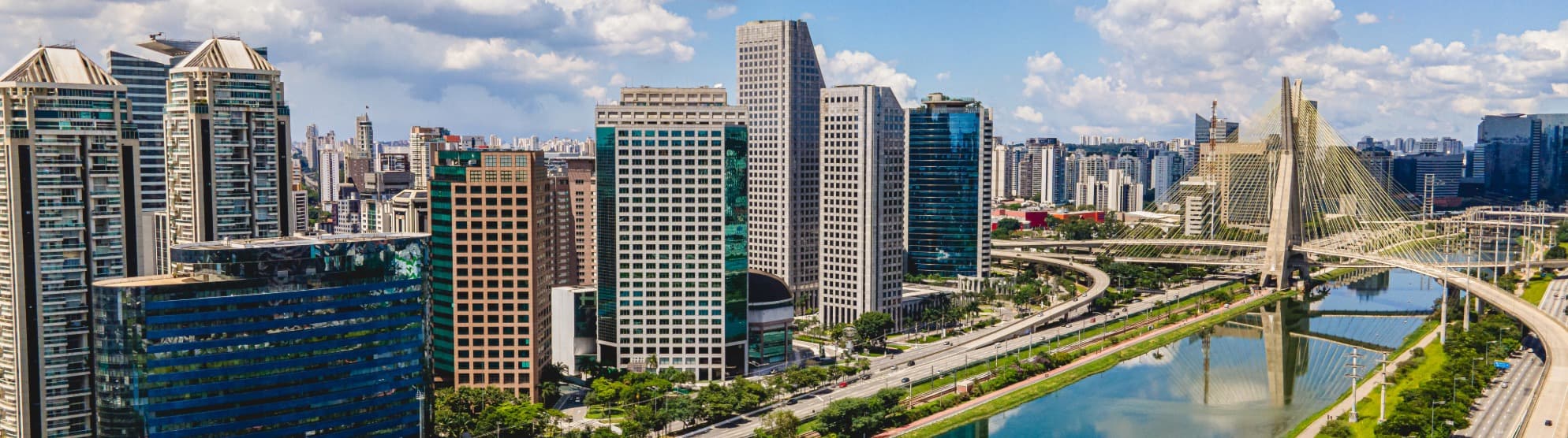 Panoramic view of the São Paulo skyline featuring the Octávio Frias de Oliveira suspension bridge for a professional overseas relocation to Brazil with DACHSER & KOLB.