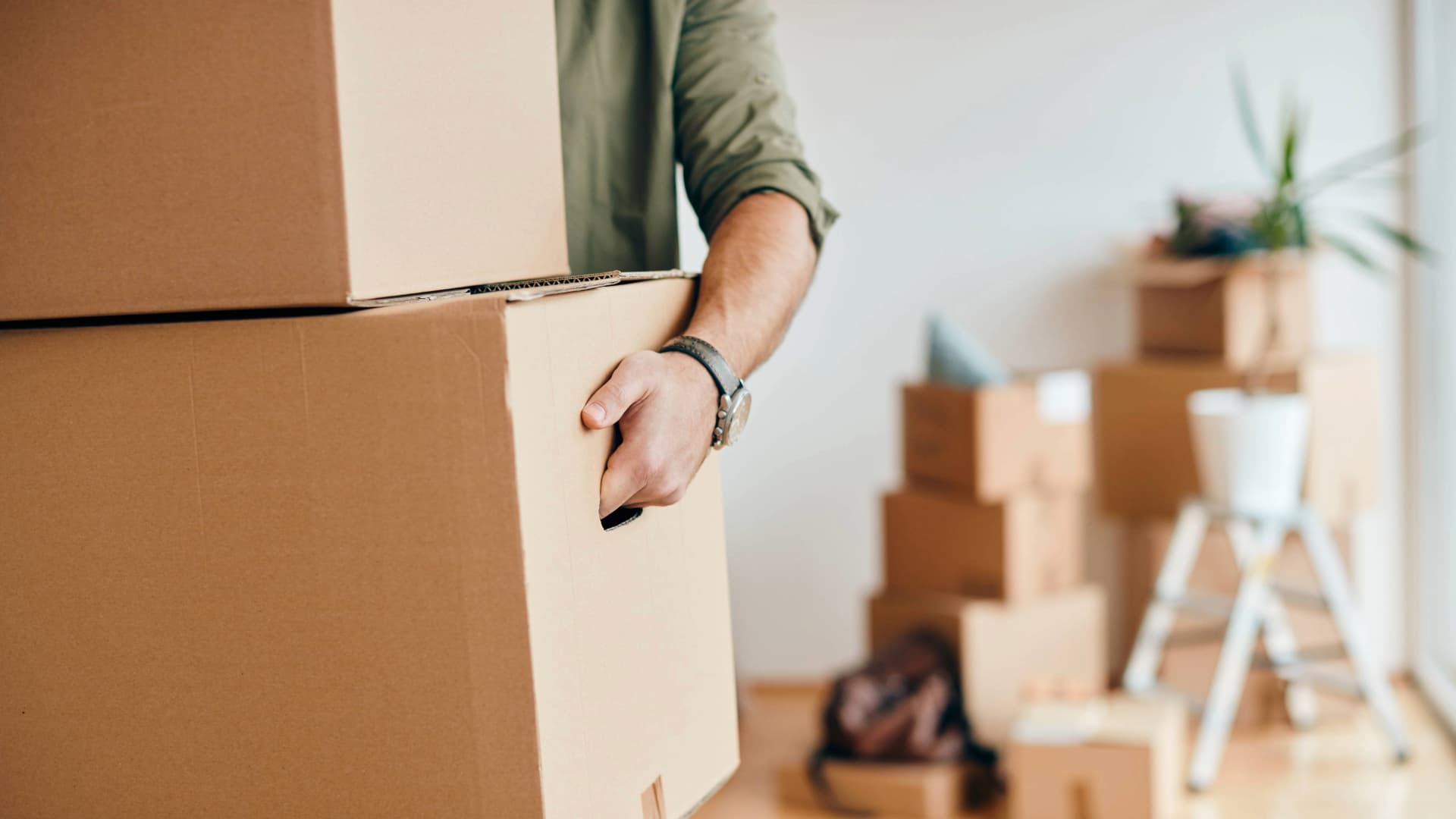 Person carrying moving boxes – transport as potential reason for damage processing