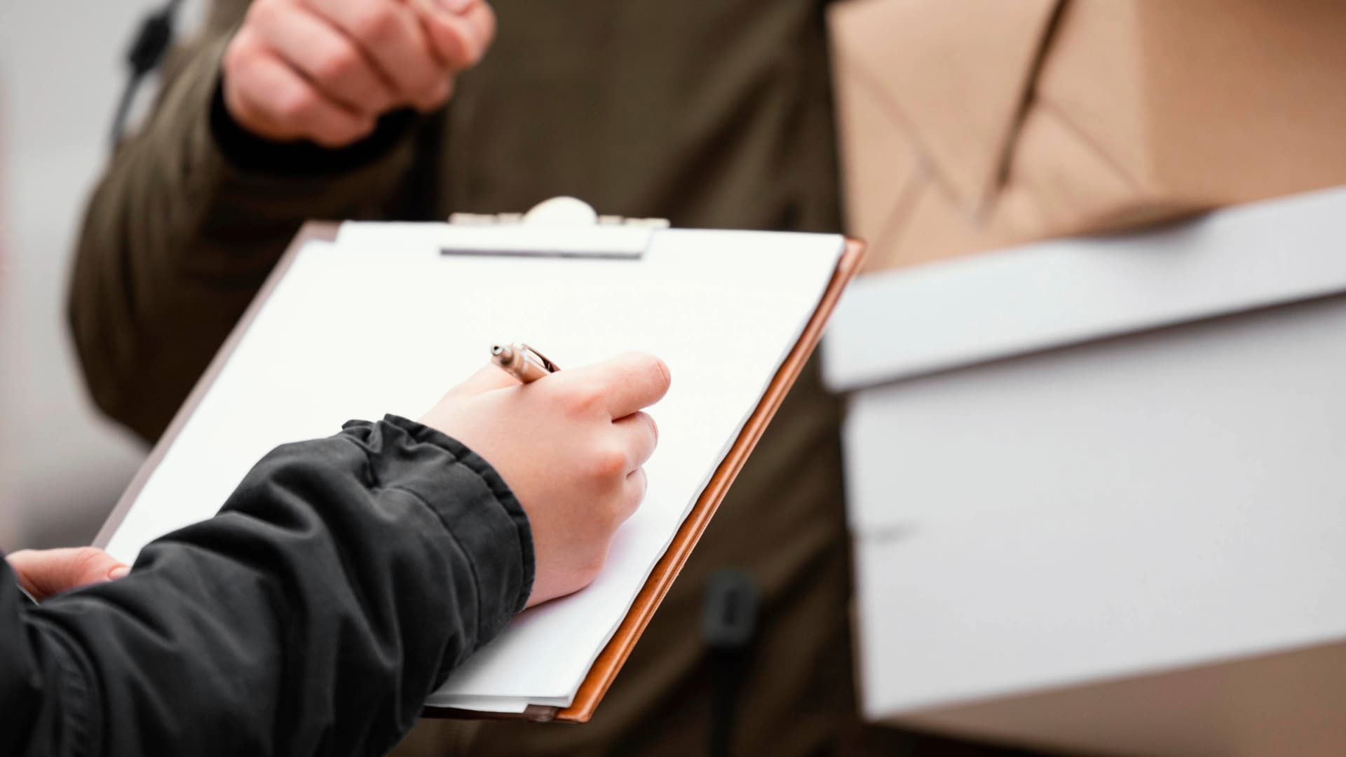 Signing a form – important step in damage processing after transport damage