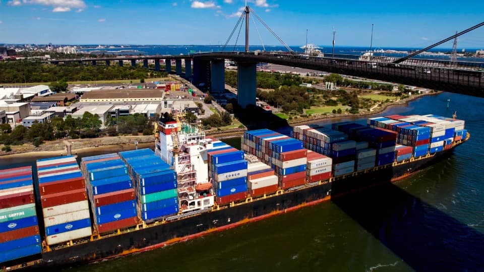 Containerschiff auf dem Yarra River unter der West Gate Bridge in Melbourne, passend für den FCL- und LCL-Container-Umzug nach Australien mit DACHSER & KOLB.
