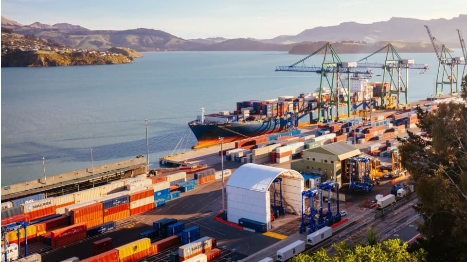 Containerschiff im Überseehafen beim Verladen von Seefracht für den Container-Umzug nach Neuseeland mit DACHSER & KOLB.