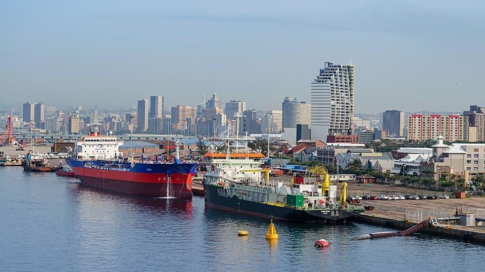Schiffe am Kai im Hafen von Durban für den sicheren Seefracht- und Container-Umzug nach Südafrika mit DACHSER & KOLB.