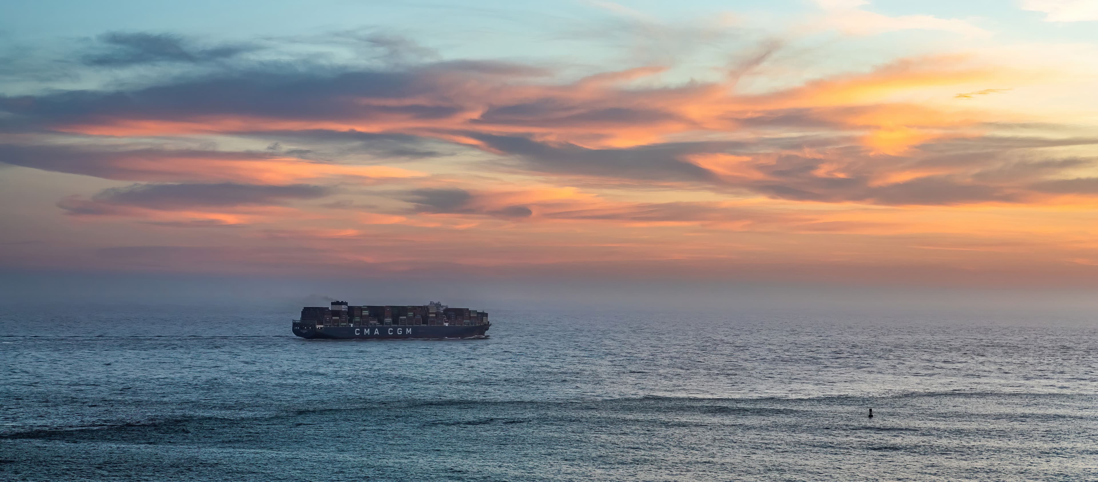Containerschiff auf See im Abendlicht