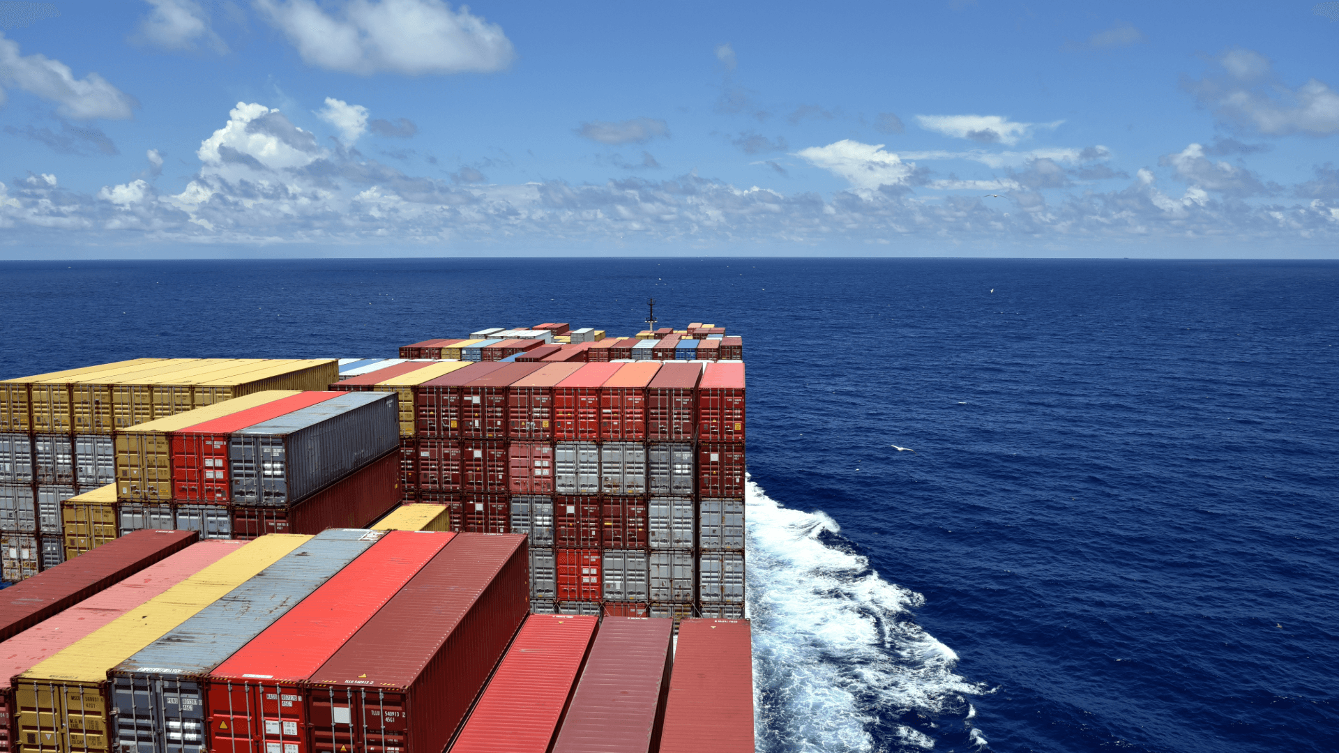 Blick von einem voll beladenen Containerschiff auf offener See – Ihr zuverlässiger Partner für den Seefracht-Umzug.