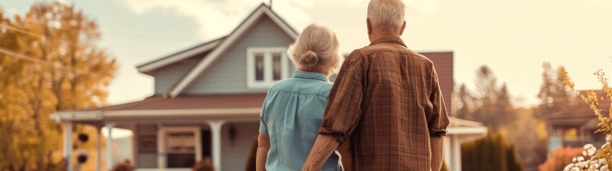 Seniorenpaar vor neuer Wohnresidenz – komfortabler und sicherer Seniorenumzug in gehobene Wohnresidenzen