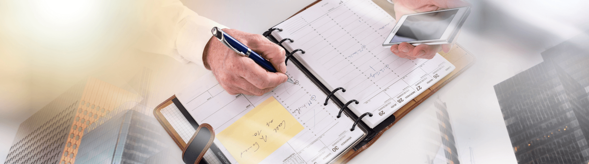 Calendar planning with smartphone and note – symbolic image for special leave for moving and schedule organization.