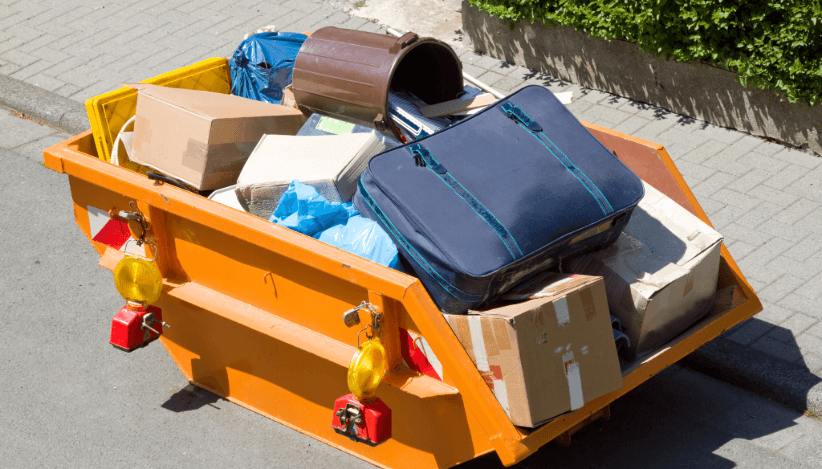 Sperrmüllcontainer mit Koffern und Kartons – richtige Entsorgung und Recycling beim Umzug beachten