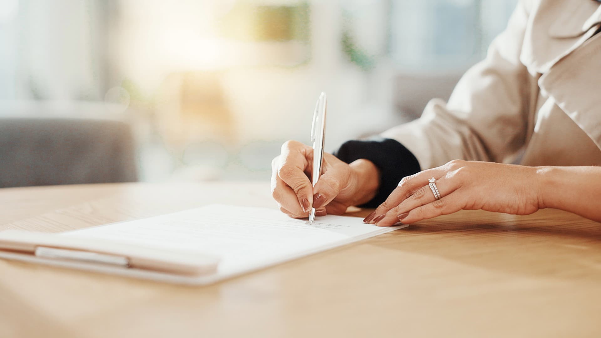 person signs transport documents – secure processing and clear handover