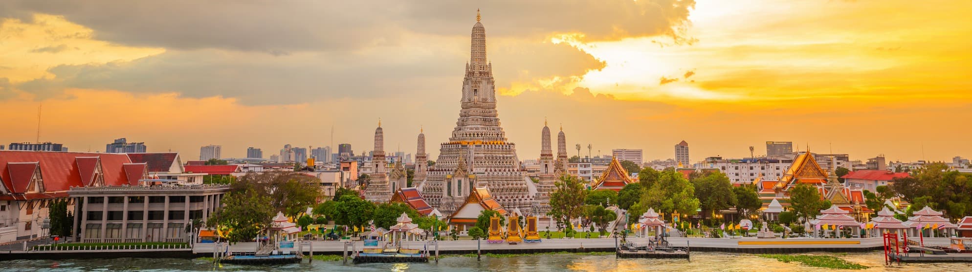 Tempel Wat Arun in Bangkok am Fluss bei Sonnenuntergang in Thailand