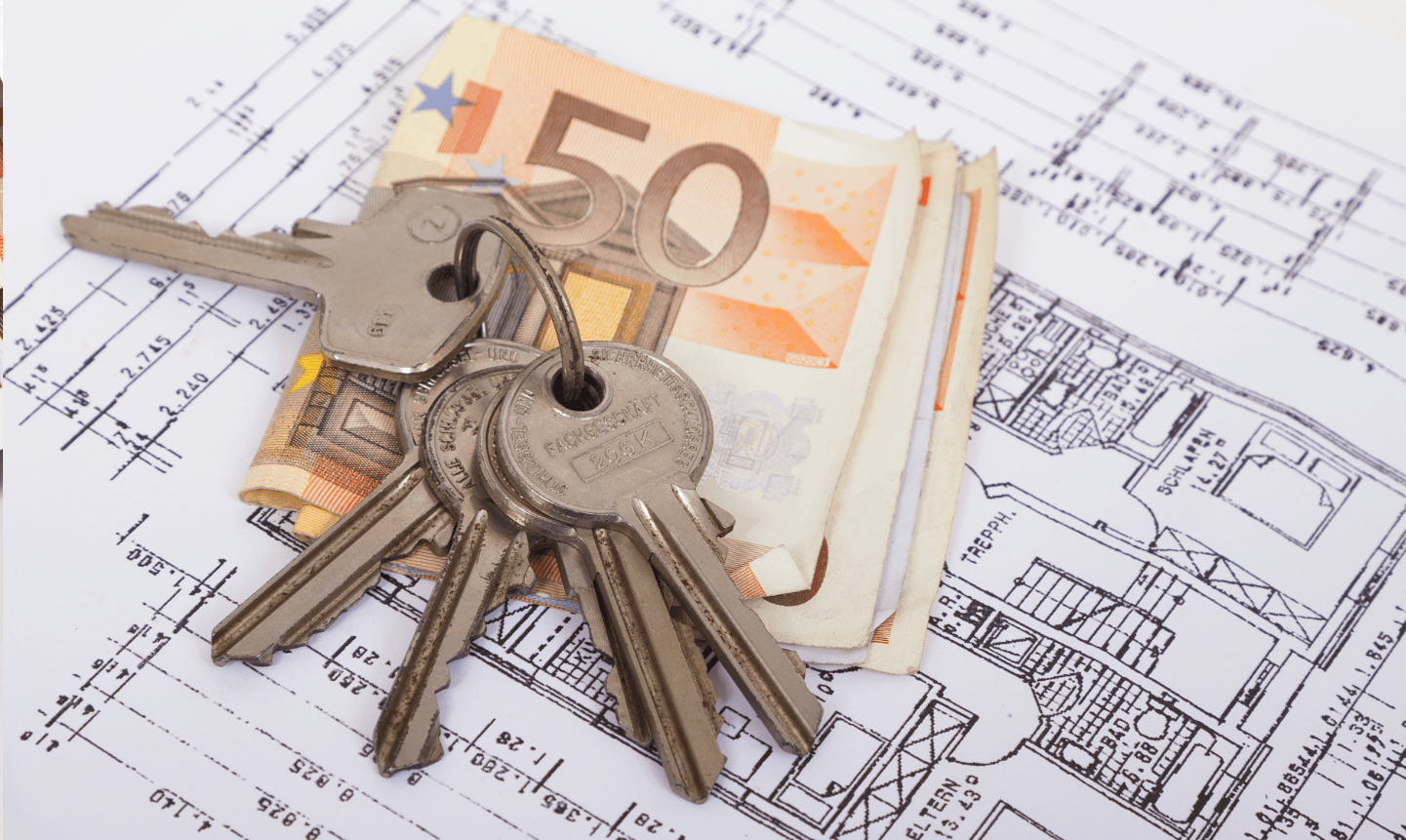 Keyring and euro banknotes on floor plan – financial tips for moving into your first apartment