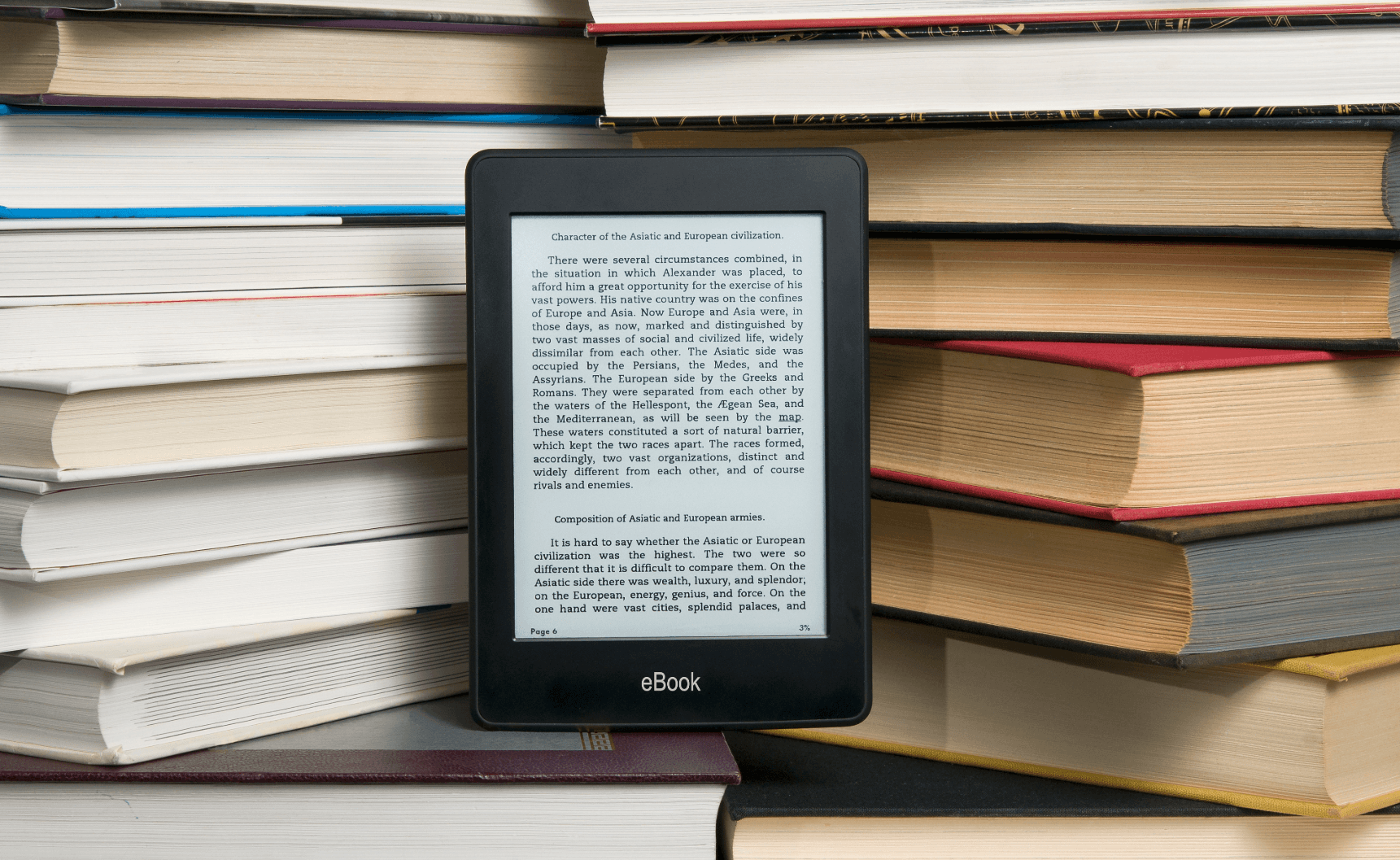 eBook-Reader zwischen Büchern – platzsparende Alternative beim Umzug in eine kleinere Wohnung