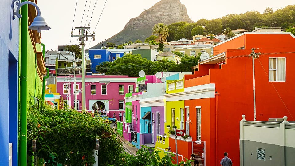 Die bunten Häuser des historischen Viertels Bo-Kaap in Kapstadt für den professionellen Auslandsumzug nach Südafrika mit DACHSER & KOLB.