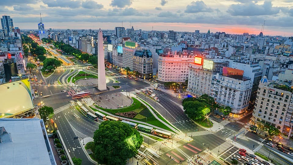 Blick auf den Obelisken in Buenos Aires bei Dämmerung für den maßgeschneiderten Auslandsumzug nach Südamerika mit DACHSER & KOLB.