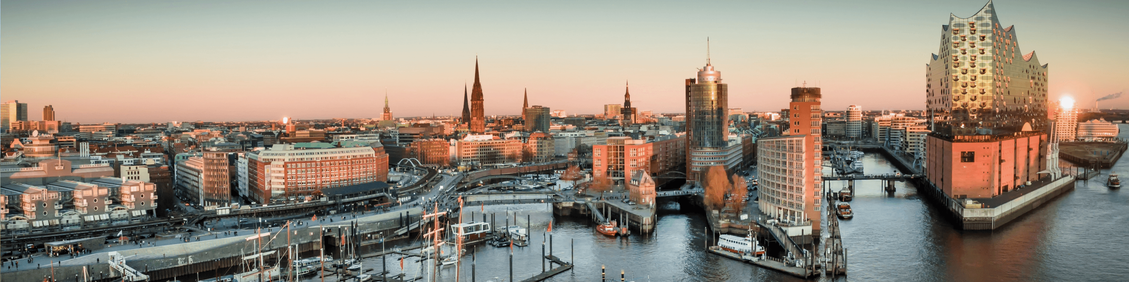 Panorama von Hamburg mit Elbphilharmonie bei Sonnenuntergang – Zielort für Ihren Umzug von Berlin nach Hamburg.
