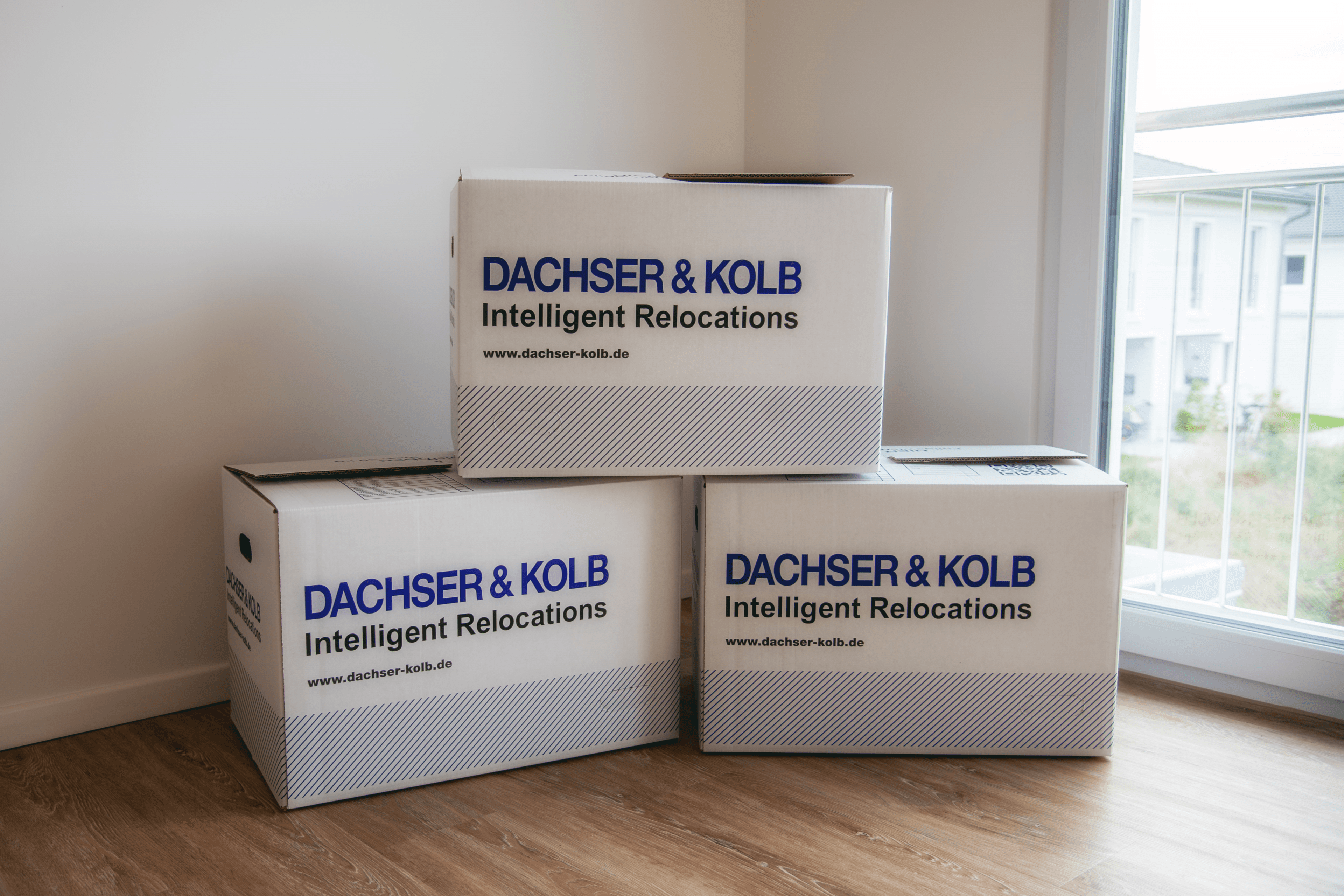 Gestapelte Umzugskartons in leerem Raum – richtige Entsorgung und Recycling von Verpackungsmaterial beim Umzug beachten