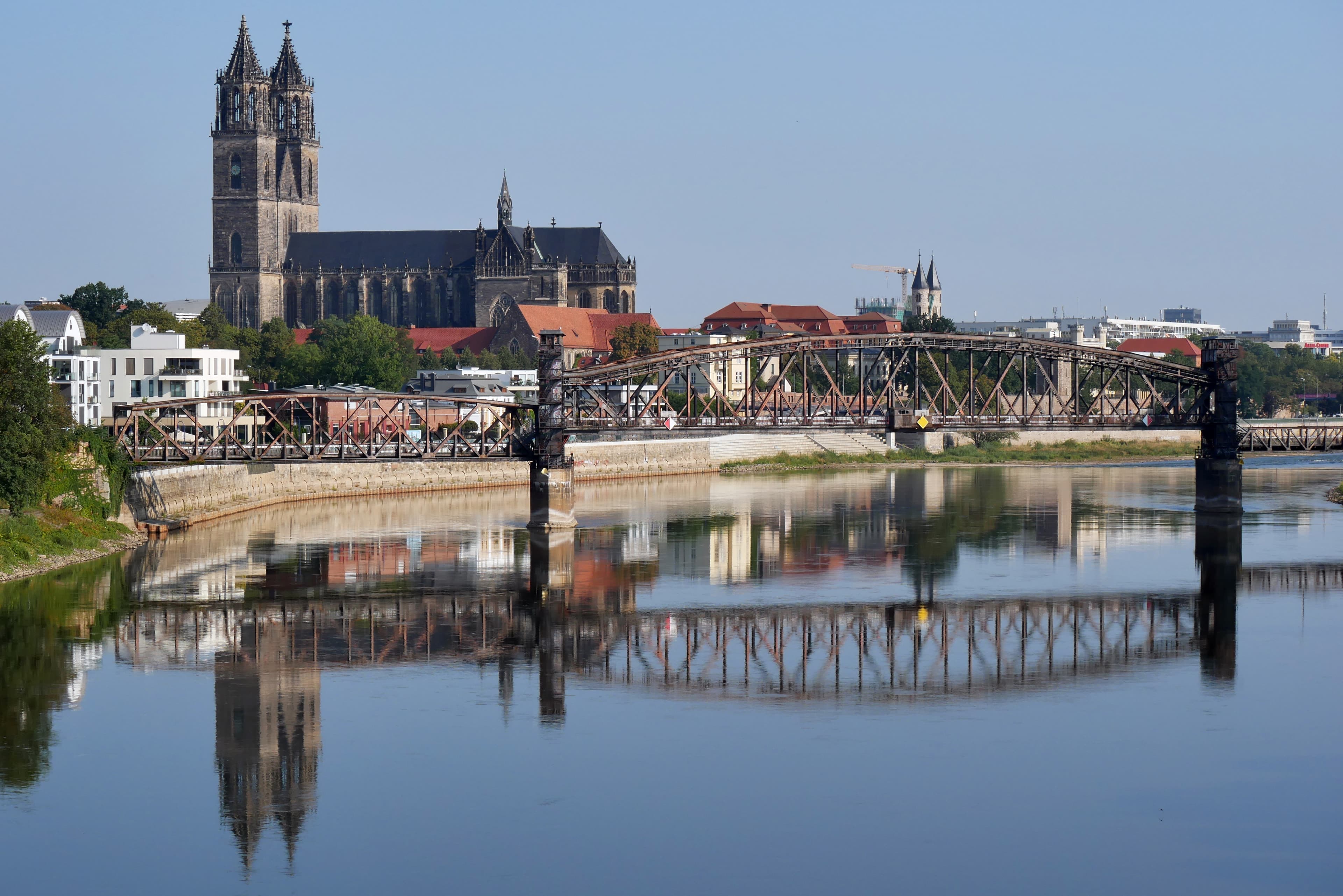 Umzugsunternehmen Magdeburg: Elbpanorama mit Hubbrücke und Dom